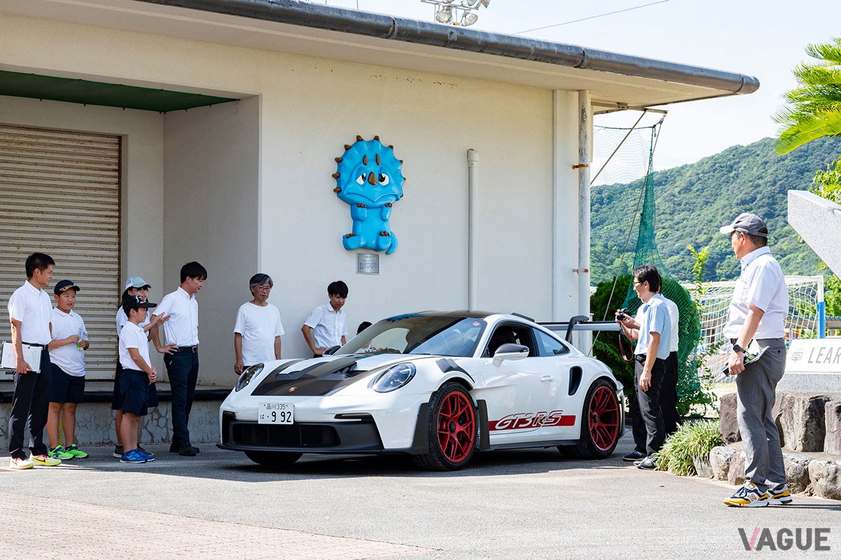 御所浦島では、天草市立御所浦小学校の子どもたちを対象に「LEARN with Porsche」の派生プログラムを開催