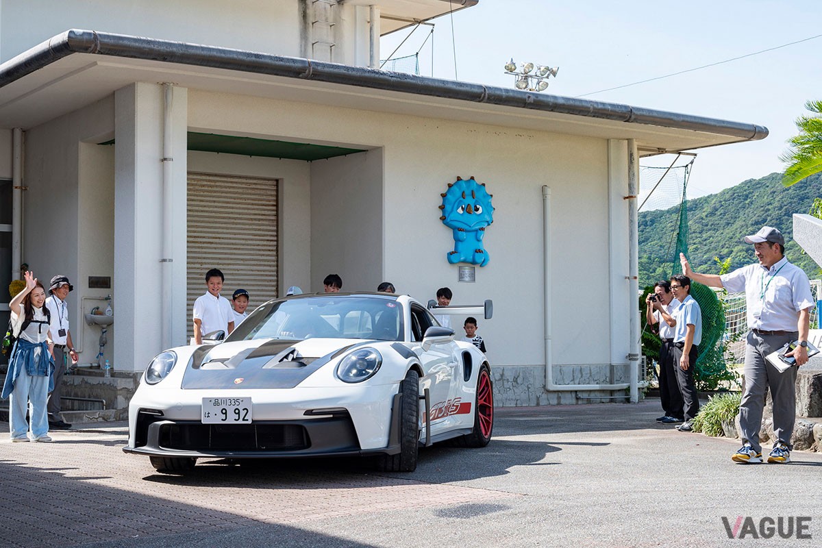 御所浦島では、天草市立御所浦小学校の子どもたちを対象に「LEARN with Porsche」の派生プログラムを開催