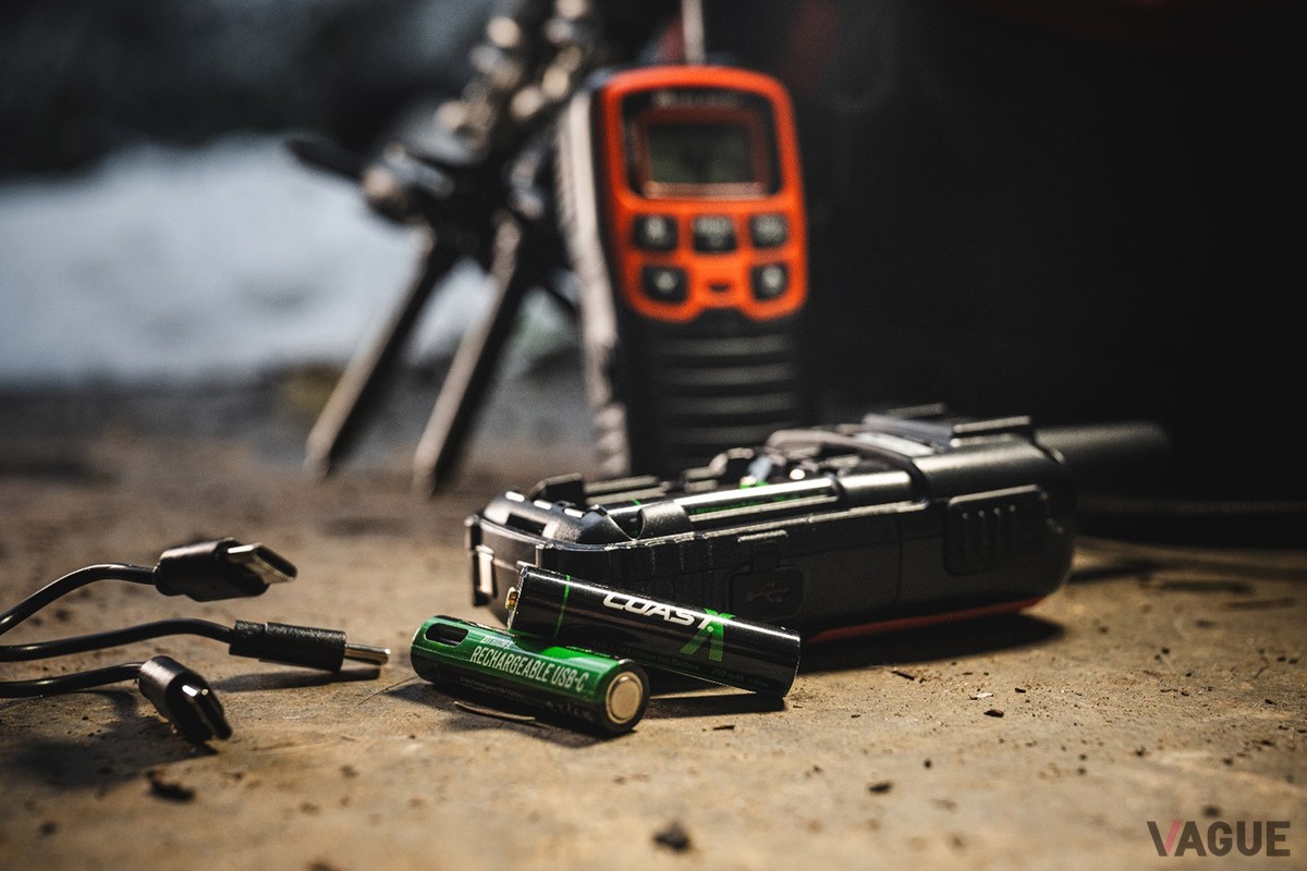 高性能のバッテリーは自社開発。ZX AA（単3）／AAA（単4）電池は急な電圧低下を起こさず、カーボンニュートラル認証も取得している