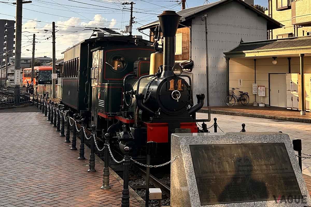 伊予鉄道道後温泉駅前に停車する「坊っちゃん列車」。土日・祝日に運行される