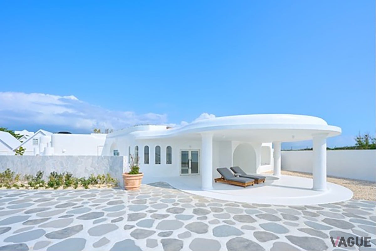 プリシアスイートヴィラにはプライベートプールや夕陽に染まる海を眺めながら食事が楽しめるサンセットダイニングも完備。純白の外観はまるで地中海リゾート