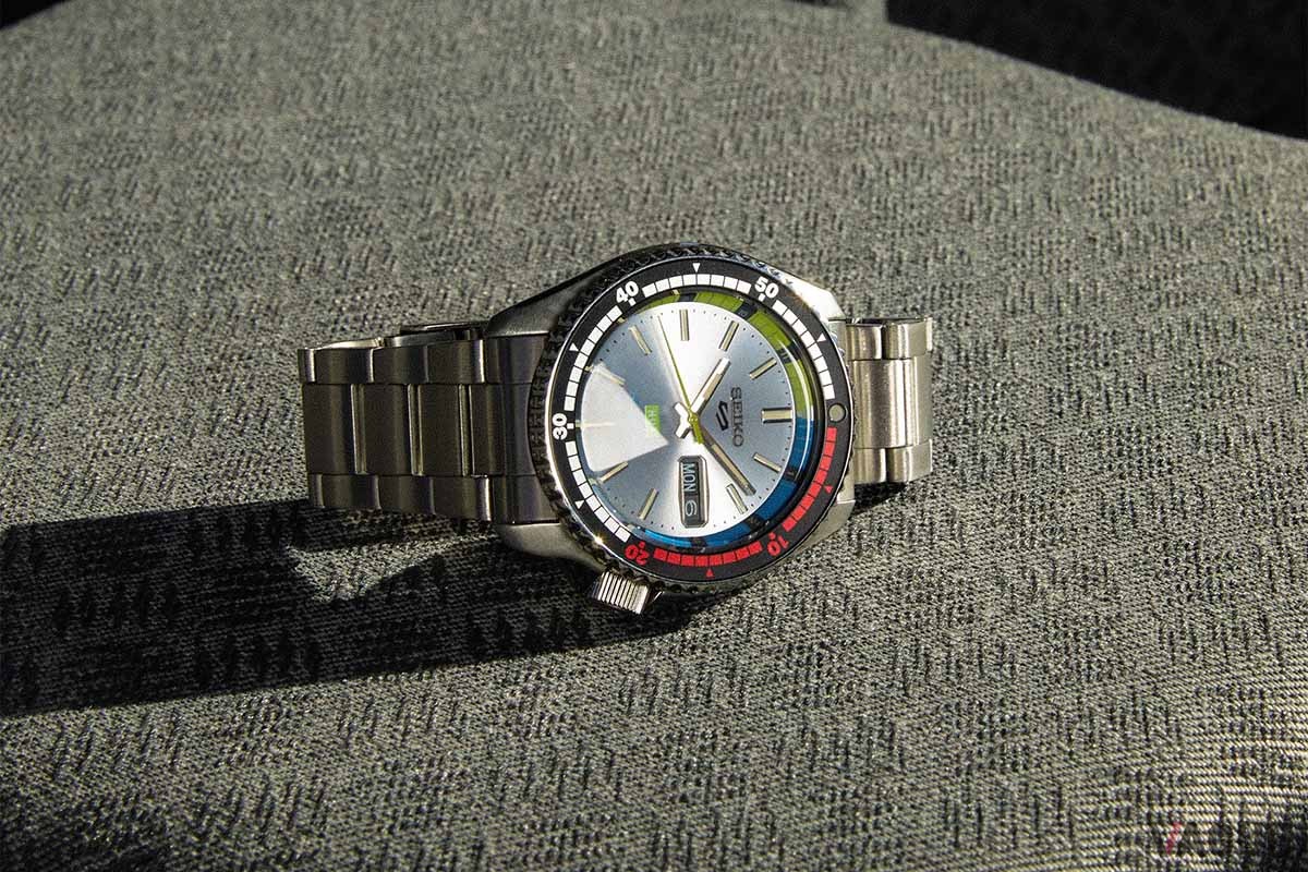 60年代のアーカイブモデルをHUFらしいセンスで再解釈。ディテールにオリジナルモデルの面影を残しながらも、りゅうずやケース形状はより使いやすくアップデートされている