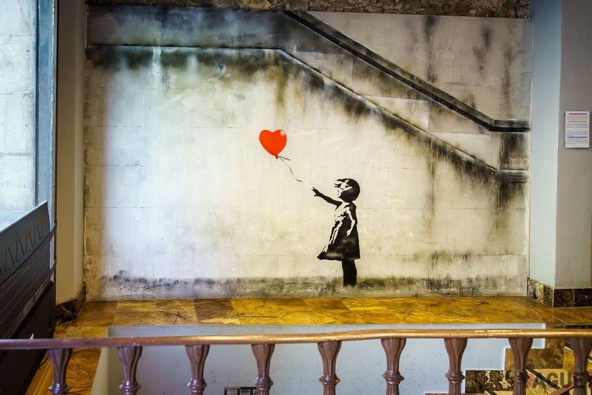 バンクシーの名を広く知らしめた代表作《Girl with Balloon》。2002年にロンドン市内に突如出現した壁画がオリジナルと言われる