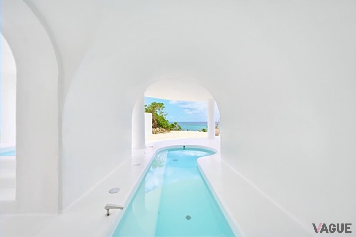 プリシアスイートヴィラにはプライベートプールや夕陽に染まる海を眺めながら食事が楽しめるサンセットダイニングも完備。純白の外観はまるで地中海リゾート