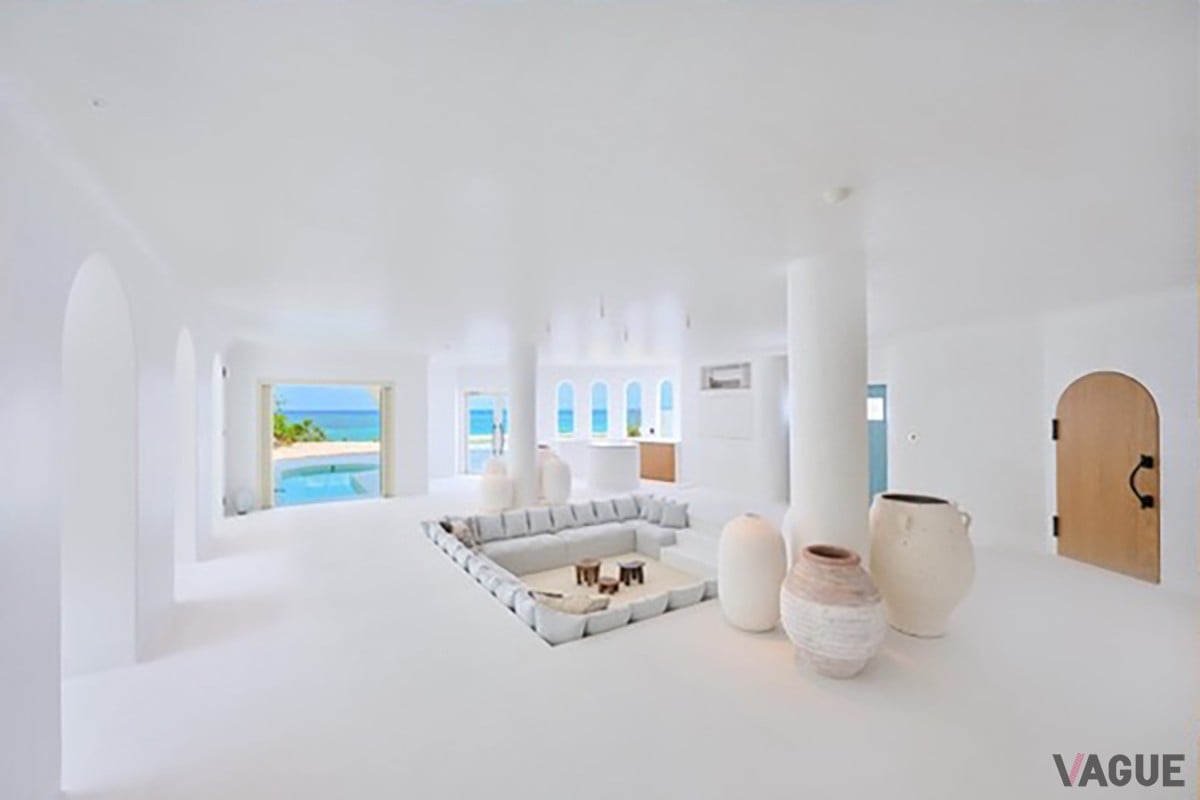 プリシアスイートヴィラにはプライベートプールや夕陽に染まる海を眺めながら食事が楽しめるサンセットダイニングも完備。純白の外観はまるで地中海リゾート