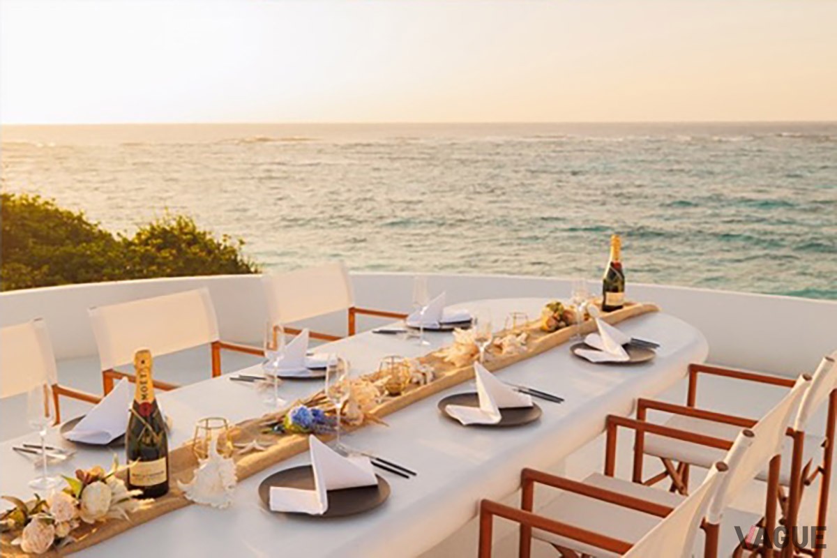 プリシアスイートヴィラにはプライベートプールや夕陽に染まる海を眺めながら食事が楽しめるサンセットダイニングも完備。純白の外観はまるで地中海リゾート