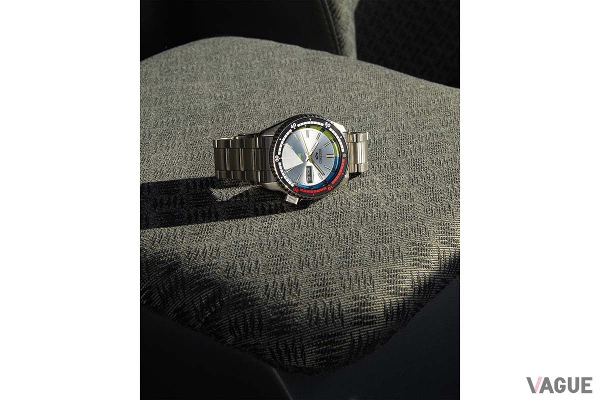 60年代のアーカイブモデルをHUFらしいセンスで再解釈。ディテールにオリジナルモデルの面影を残しながらも、りゅうずやケース形状はより使いやすくアップデートされている