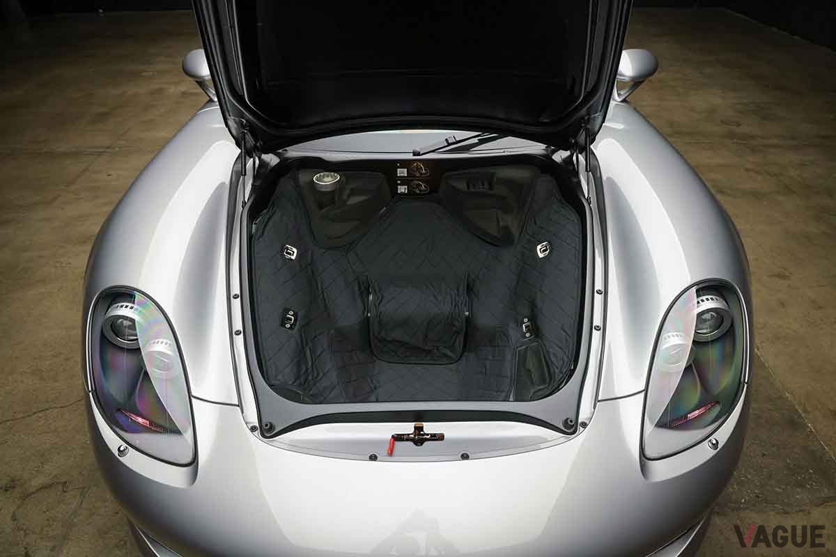 オークションに登場、約2億3000万円で落札された2005年式ポルシェ「カレラGT」。走行距離は7360kmだ　John Afravi（c）2025 Courtesy of RM Sotheby's