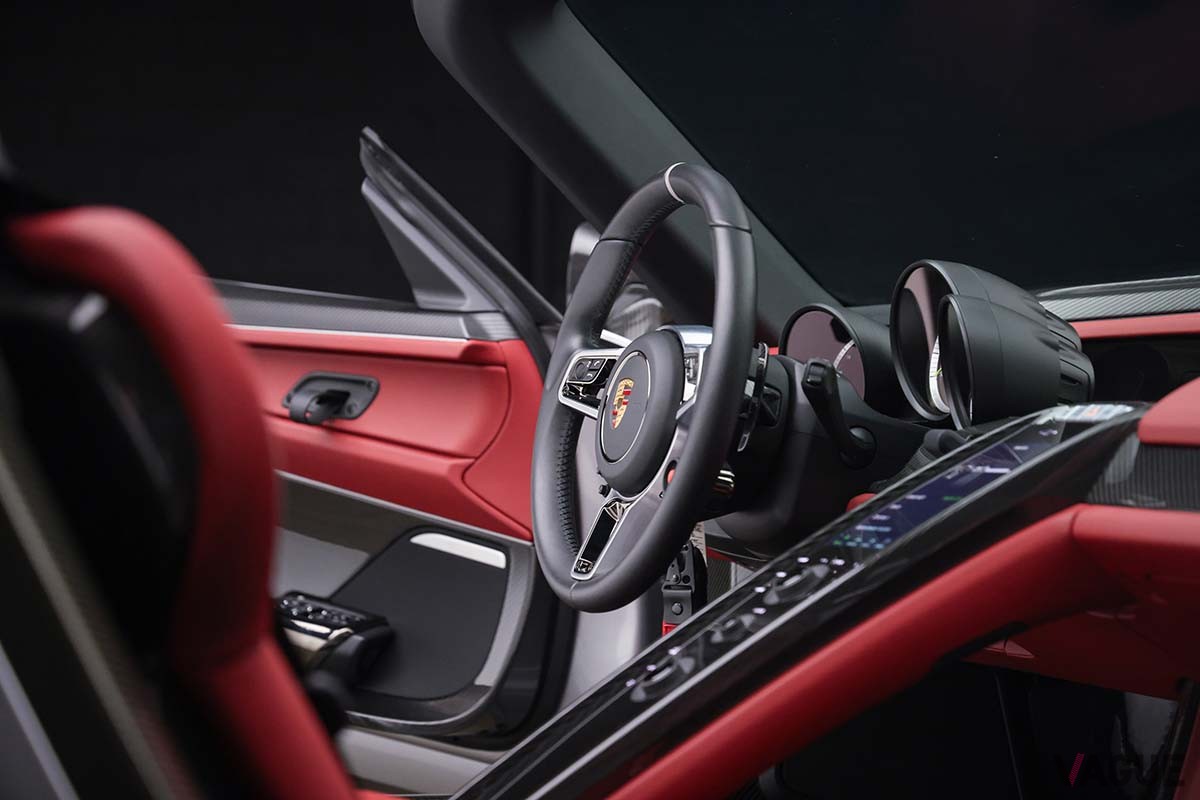 オークションに登場した2015年式ポルシェ「918“ヴァイザッハ”スパイダー」のインテリア(c)2024 Courtsy of RM Sotheby's