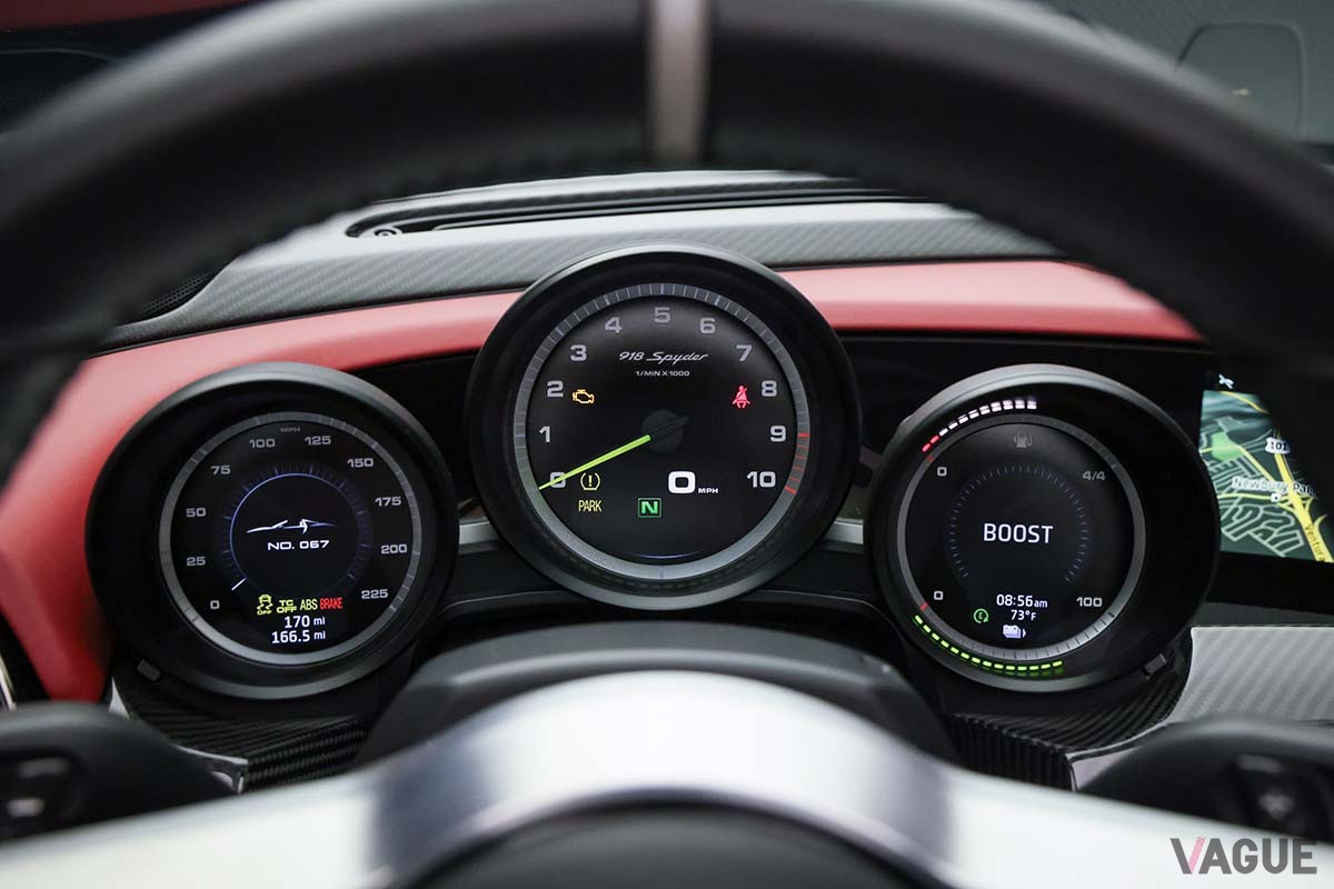オークションに登場した2015年式ポルシェ「918“ヴァイザッハ”スパイダー」のインテリア(c)2024 Courtsy of RM Sotheby's