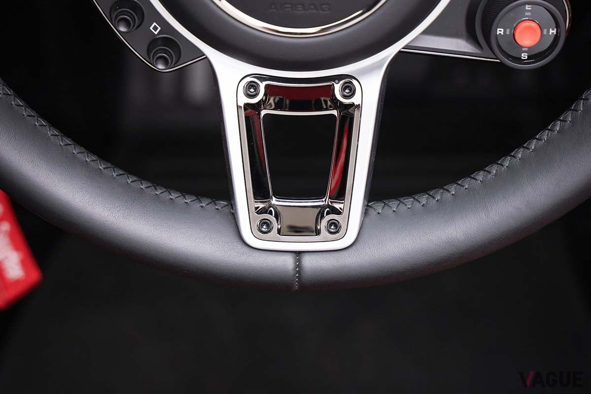オークションに登場した2015年式ポルシェ「918“ヴァイザッハ”スパイダー」のインテリア(c)2024 Courtsy of RM Sotheby's