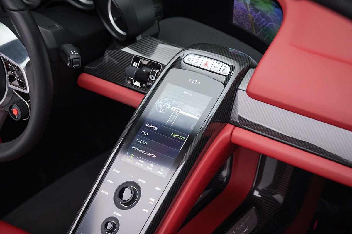 オークションに登場した2015年式ポルシェ「918“ヴァイザッハ”スパイダー」のインテリア(c)2024 Courtsy of RM Sotheby's