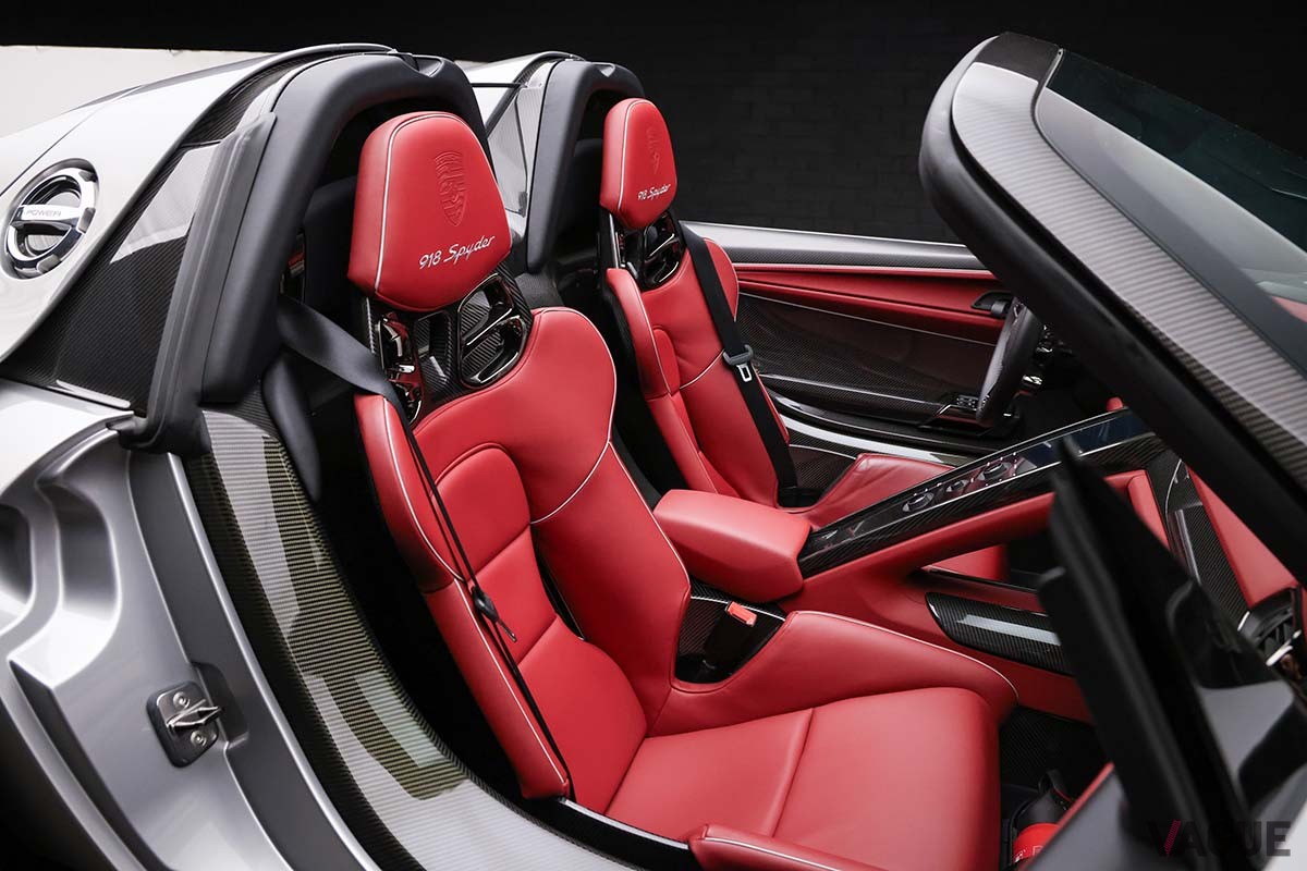 オークションに登場した2015年式ポルシェ「918“ヴァイザッハ”スパイダー」のインテリア(c)2024 Courtsy of RM Sotheby's