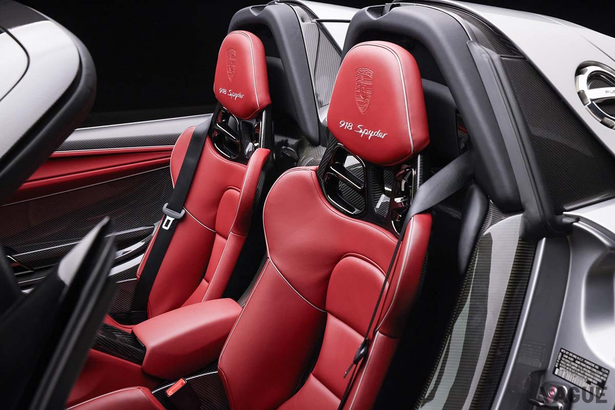 オークションに登場した2015年式ポルシェ「918“ヴァイザッハ”スパイダー」のインテリア(c)2024 Courtsy of RM Sotheby's
