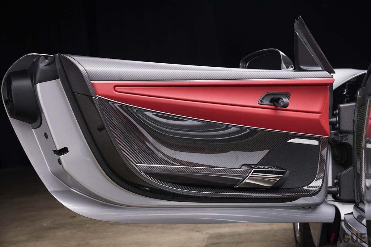 オークションに登場した2015年式ポルシェ「918“ヴァイザッハ”スパイダー」のインテリア(c)2024 Courtsy of RM Sotheby's