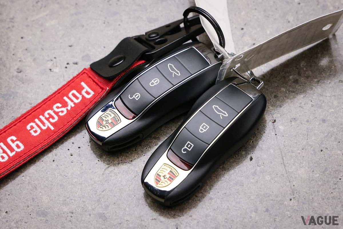オークションに登場した2015年式ポルシェ「918“ヴァイザッハ”スパイダー」のキー(c)2024 Courtsy of RM Sotheby's