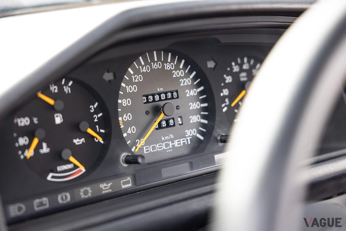 オークションに出品されたBoschert（ボシャート）「B300 ガルウィング」のインテリア