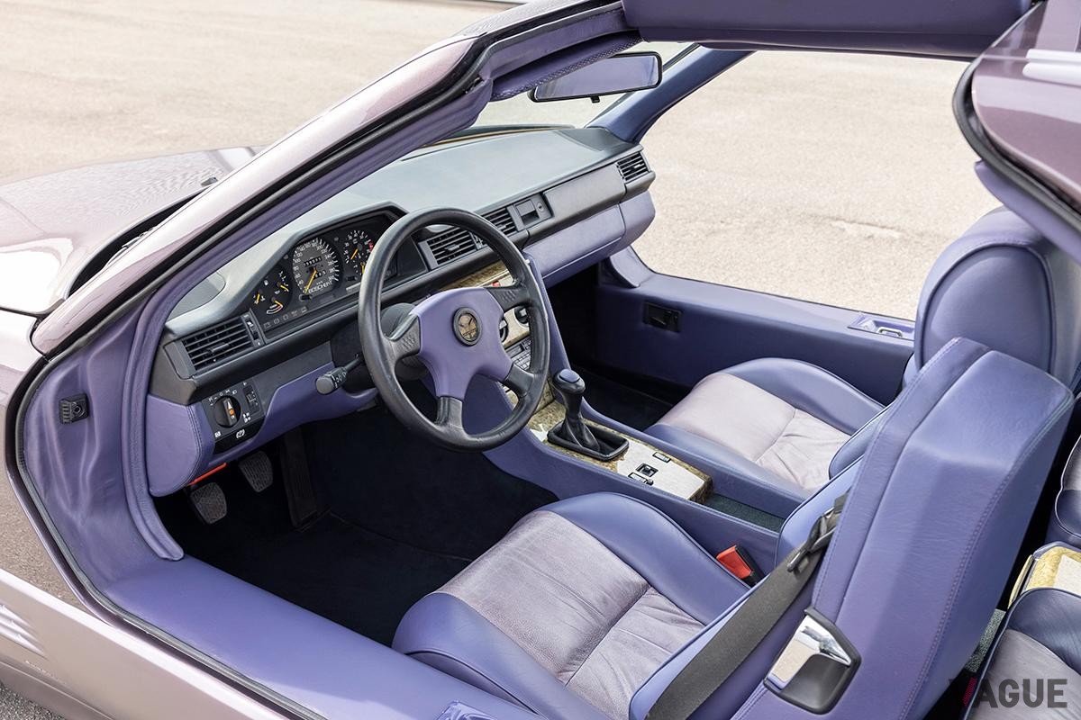 オークションに出品されたBoschert（ボシャート）「B300 ガルウィング」のインテリア
