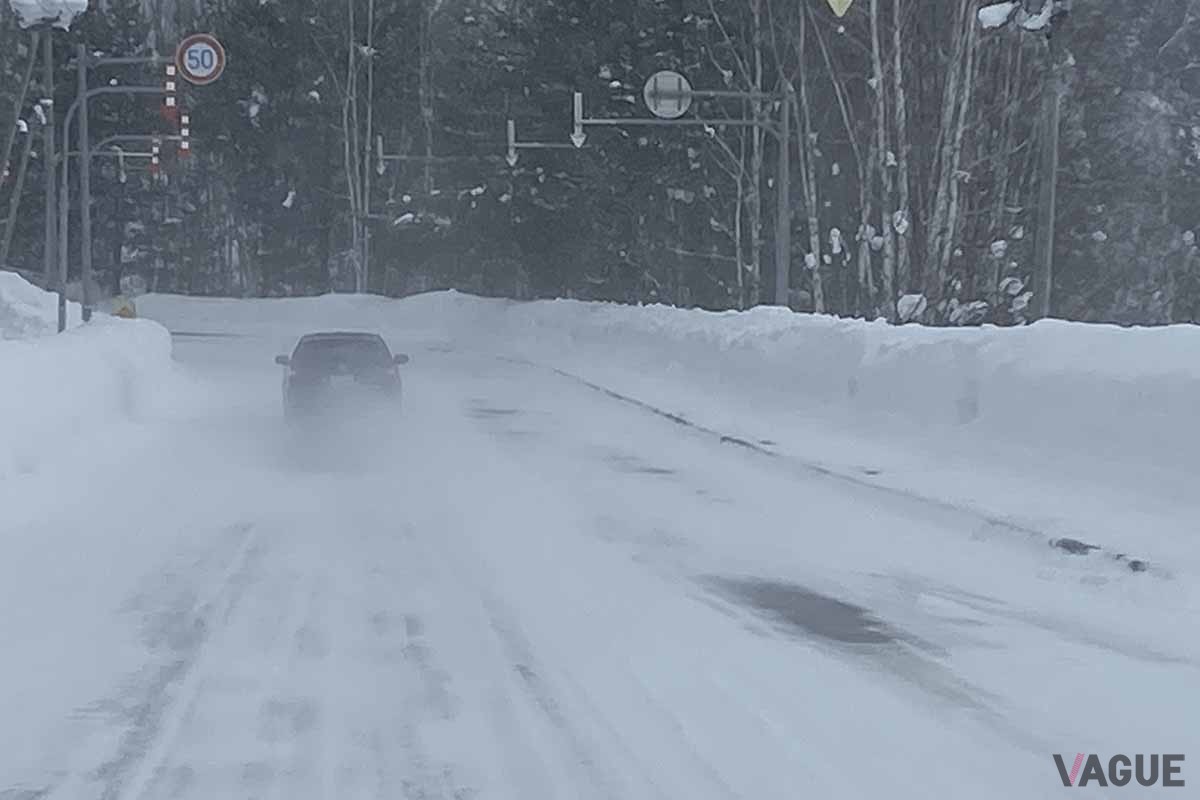 冬道は路面凍結や圧雪路もあるため、必ず冬タイヤで走行しよう（写真はイメージ）