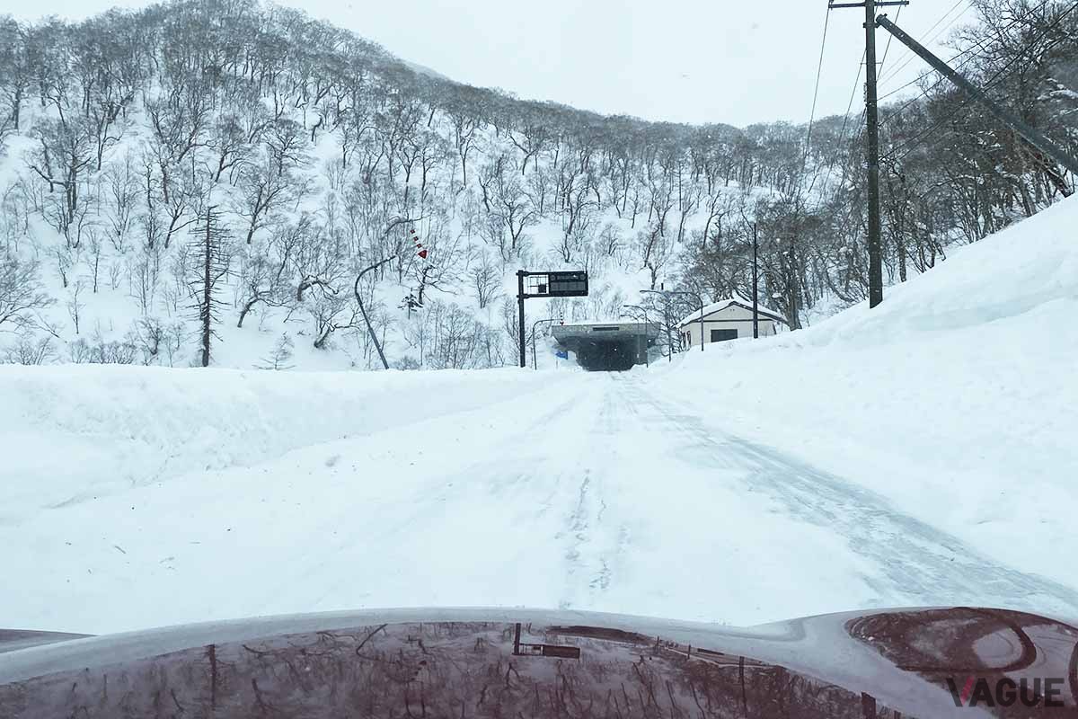 冬道は路面凍結や圧雪路もあるため、必ず冬タイヤで走行しよう（写真はイメージ）