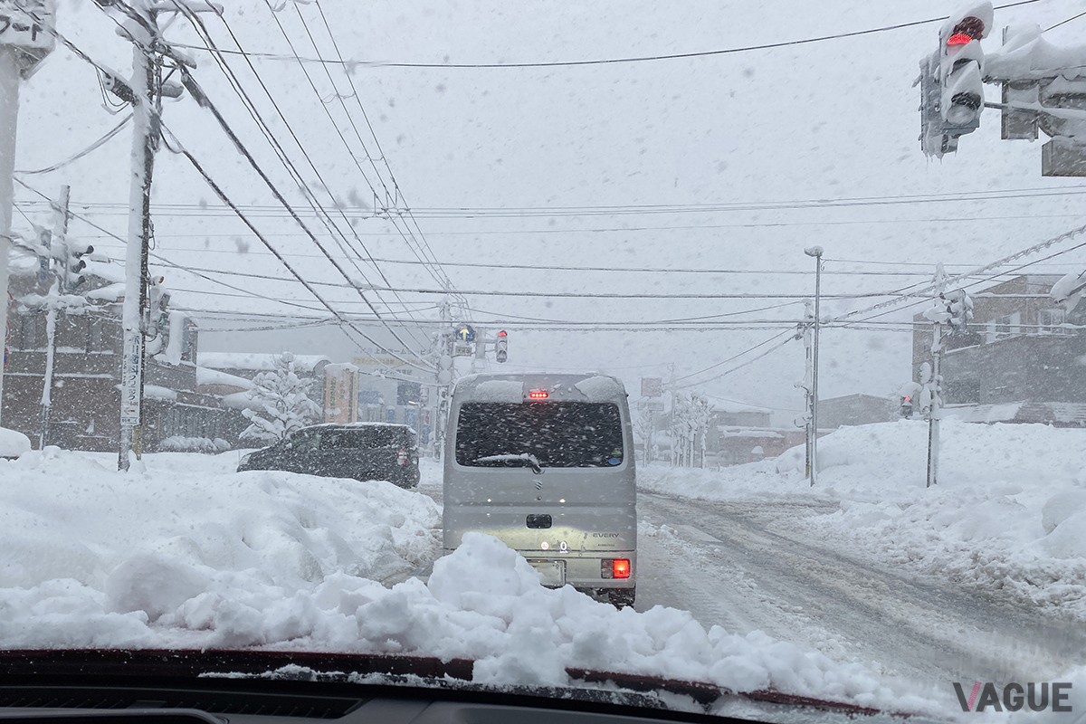冬道は路面凍結や圧雪路もあるため、必ず冬タイヤで走行しよう（写真はイメージ）
