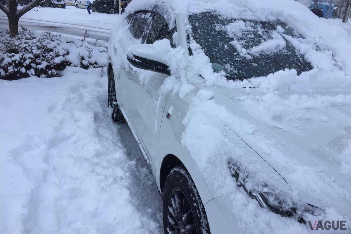 冬道は路面凍結や圧雪路もあるため、必ず冬タイヤで走行しよう（写真はイメージ）