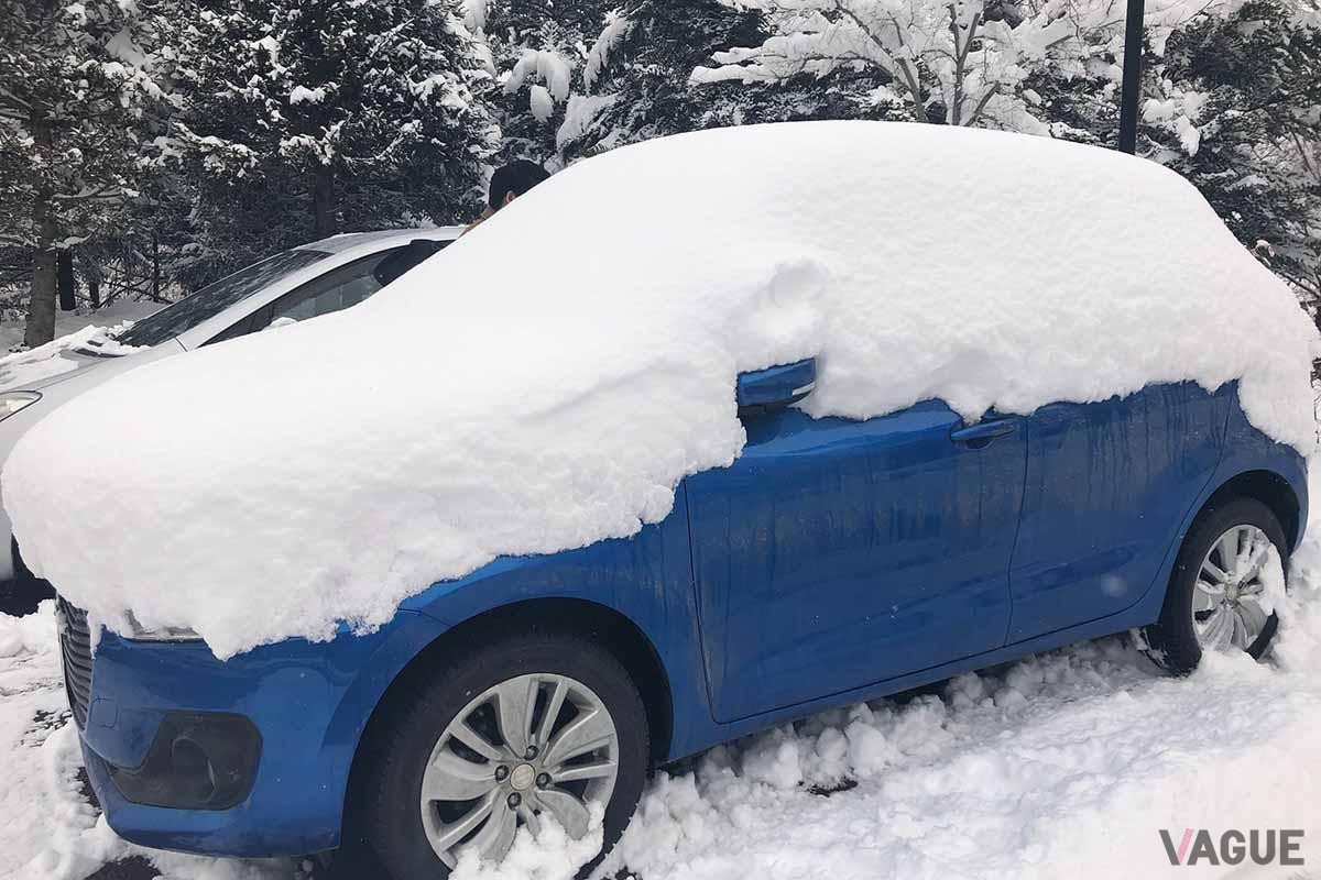 冬道は路面凍結や圧雪路もあるため、必ず冬タイヤで走行しよう（写真はイメージ）