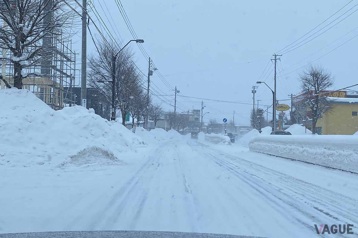 冬道は路面凍結や圧雪路もあるため、必ず冬タイヤで走行しよう（写真はイメージ）