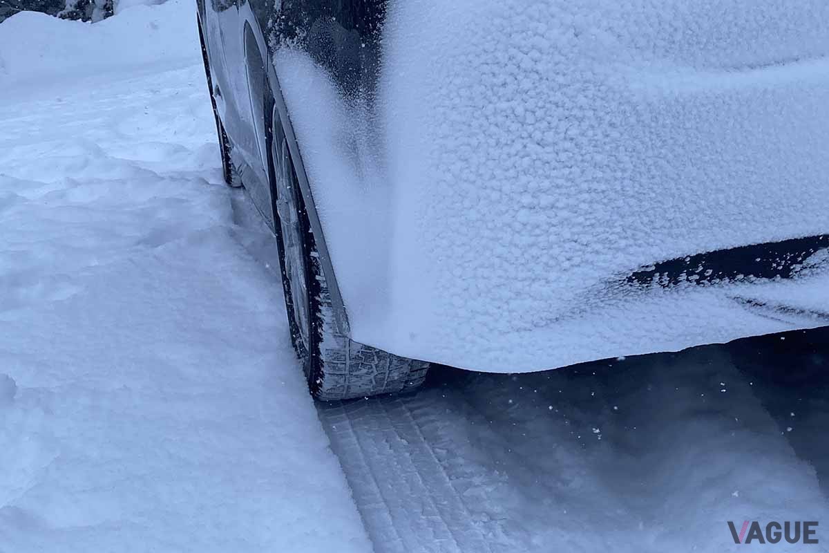 冬道は路面凍結や圧雪路もあるため、必ず冬タイヤで走行しよう（写真はイメージ）