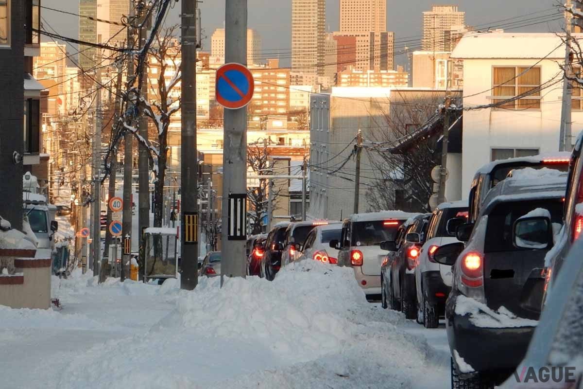 冬道は路面凍結や圧雪路もあるため、必ず冬タイヤで走行しよう（写真はイメージ）