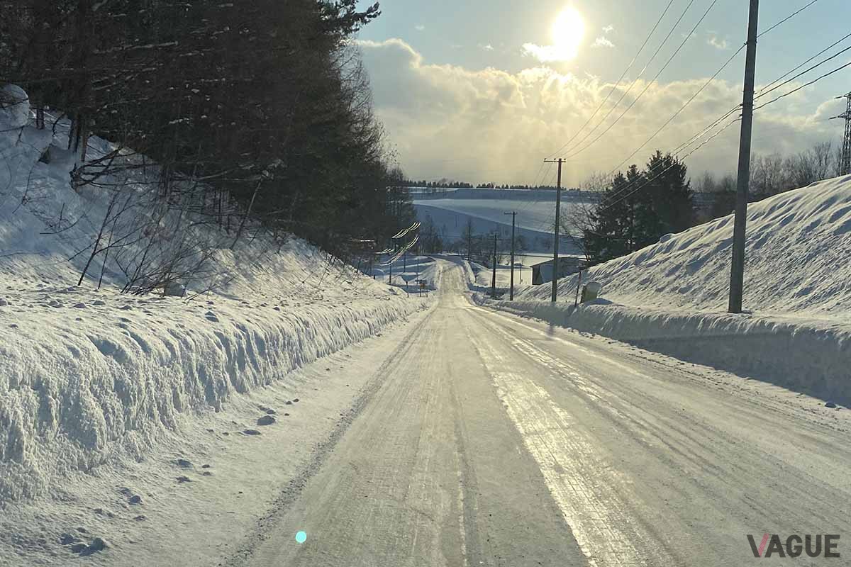 冬道は路面凍結や圧雪路もあるため、必ず冬タイヤで走行しよう（写真はイメージ）