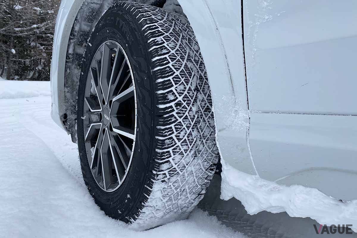 冬道は路面凍結や圧雪路もあるため、必ず冬タイヤで走行しよう（写真はイメージ）