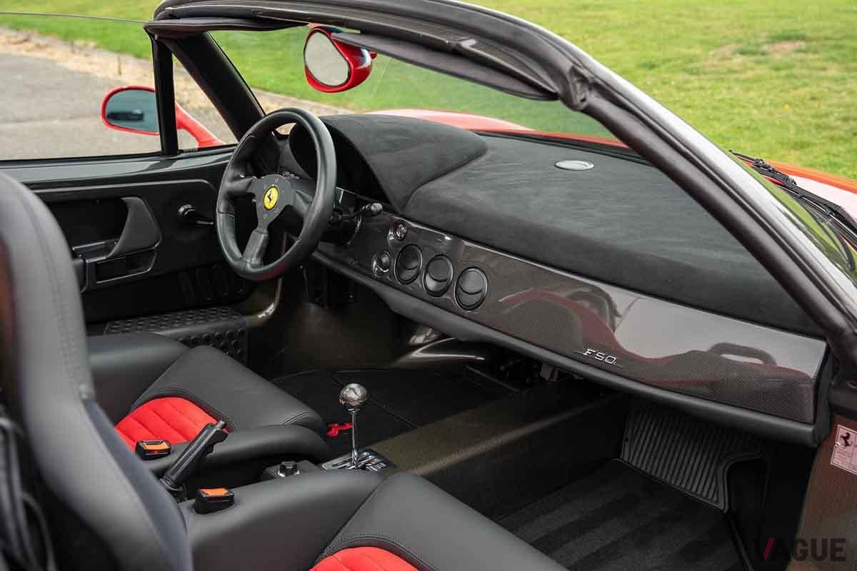 オークションに登場した1997年製フェラーリ「F50」のインテリア