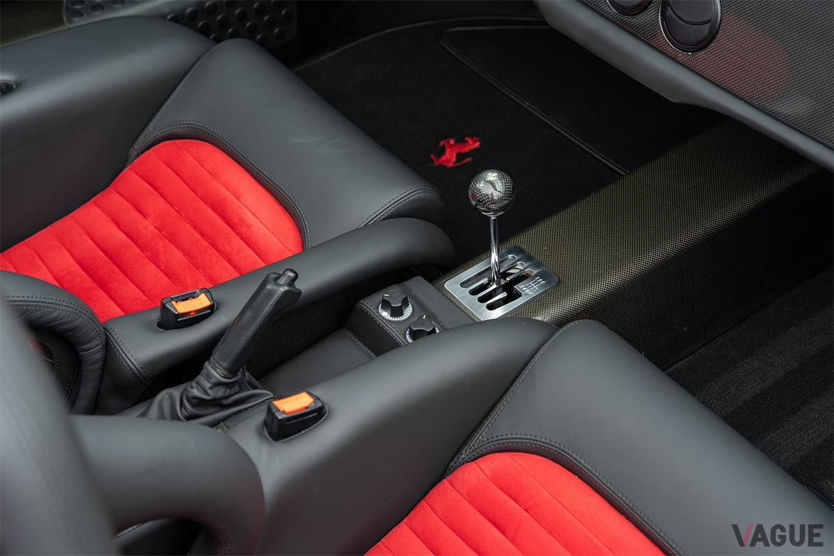 オークションに登場した1997年製フェラーリ「F50」のインテリア