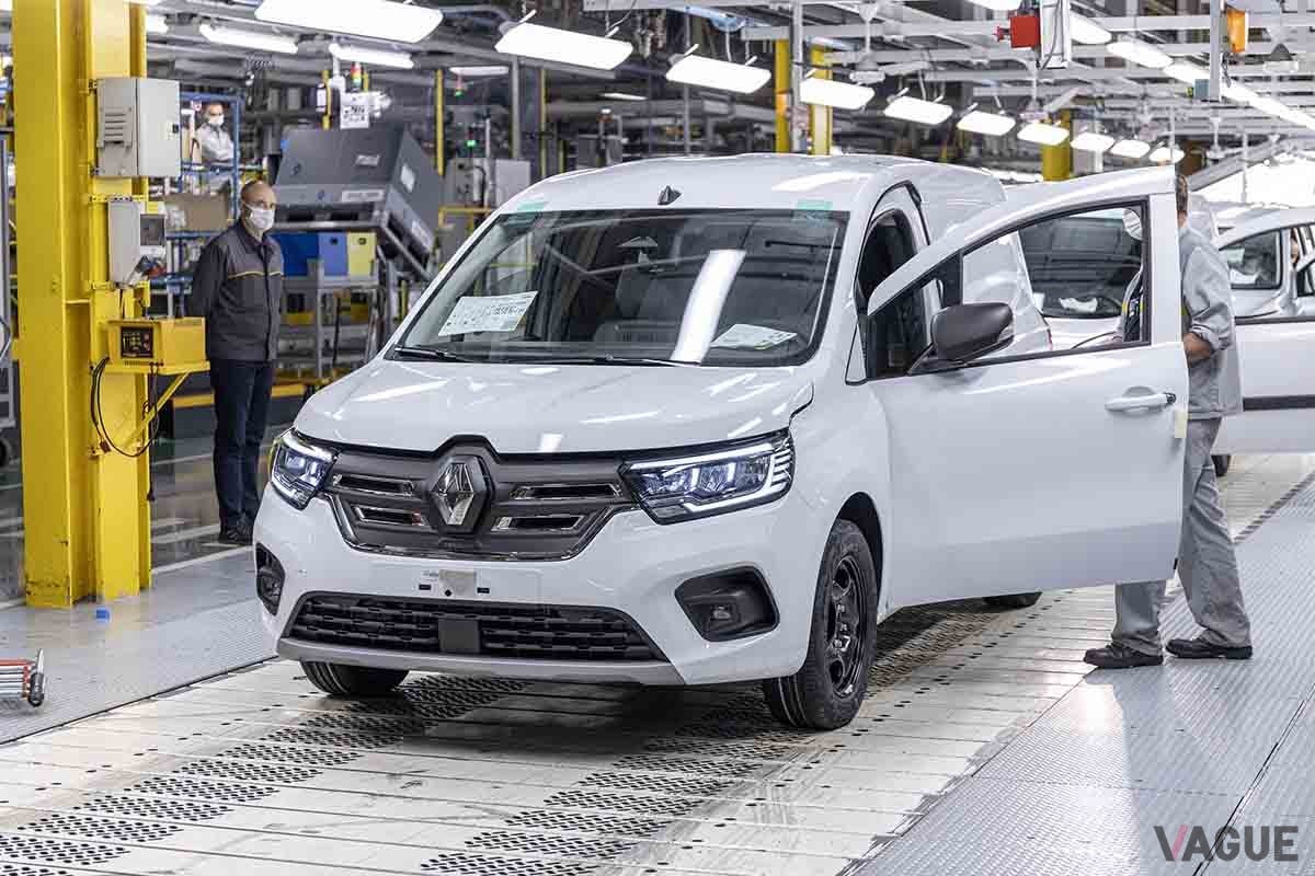 仏モブージュ工場での現行型ルノー「カングー」生産風景