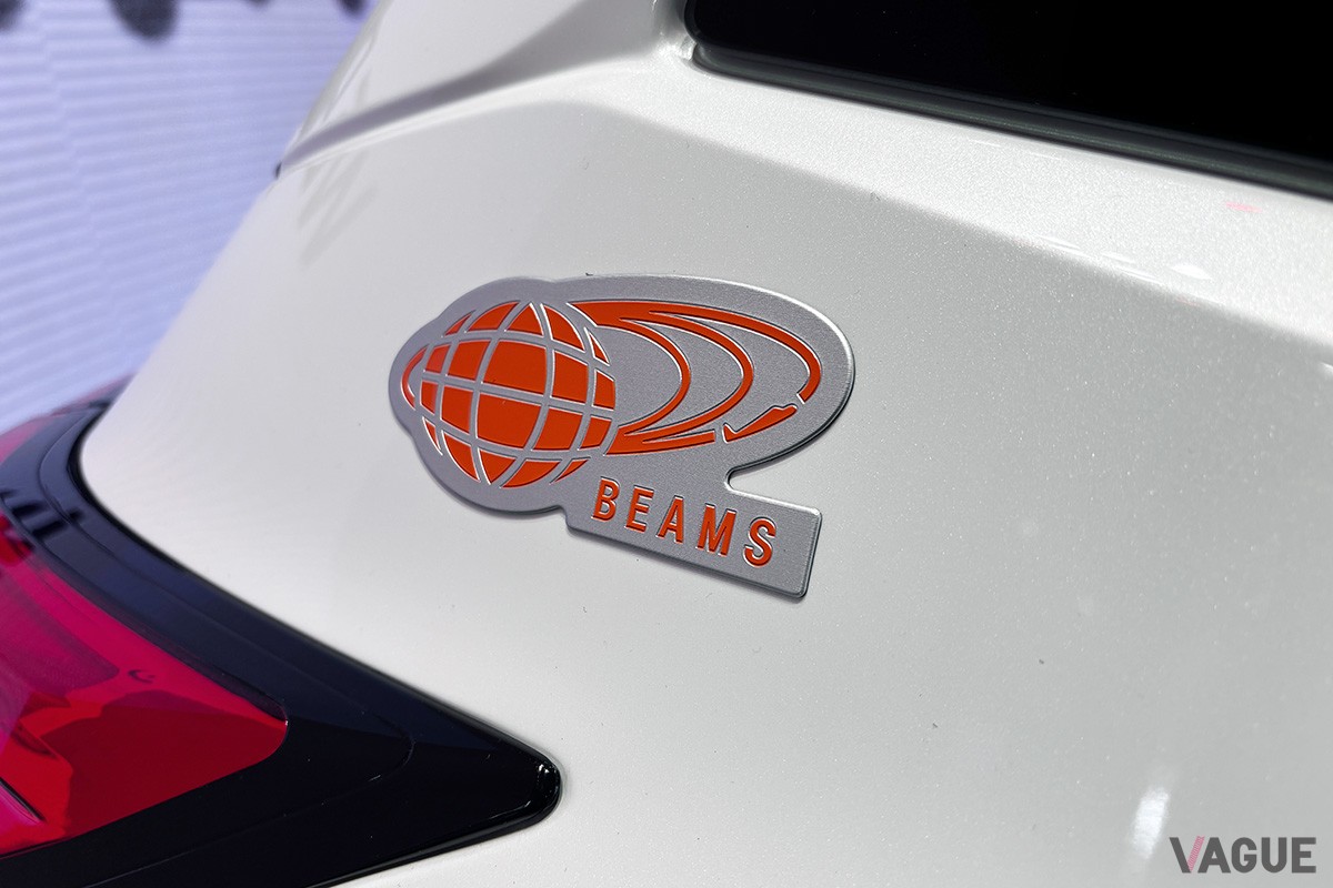 「BEAMS」が監修した特別仕様車「ビームスエディション」のバッジ