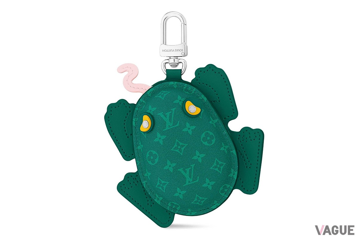 「バッグチャーム・LV フロッグ」はサフランイエローと深みのあるポルネオグリーンの2色展開