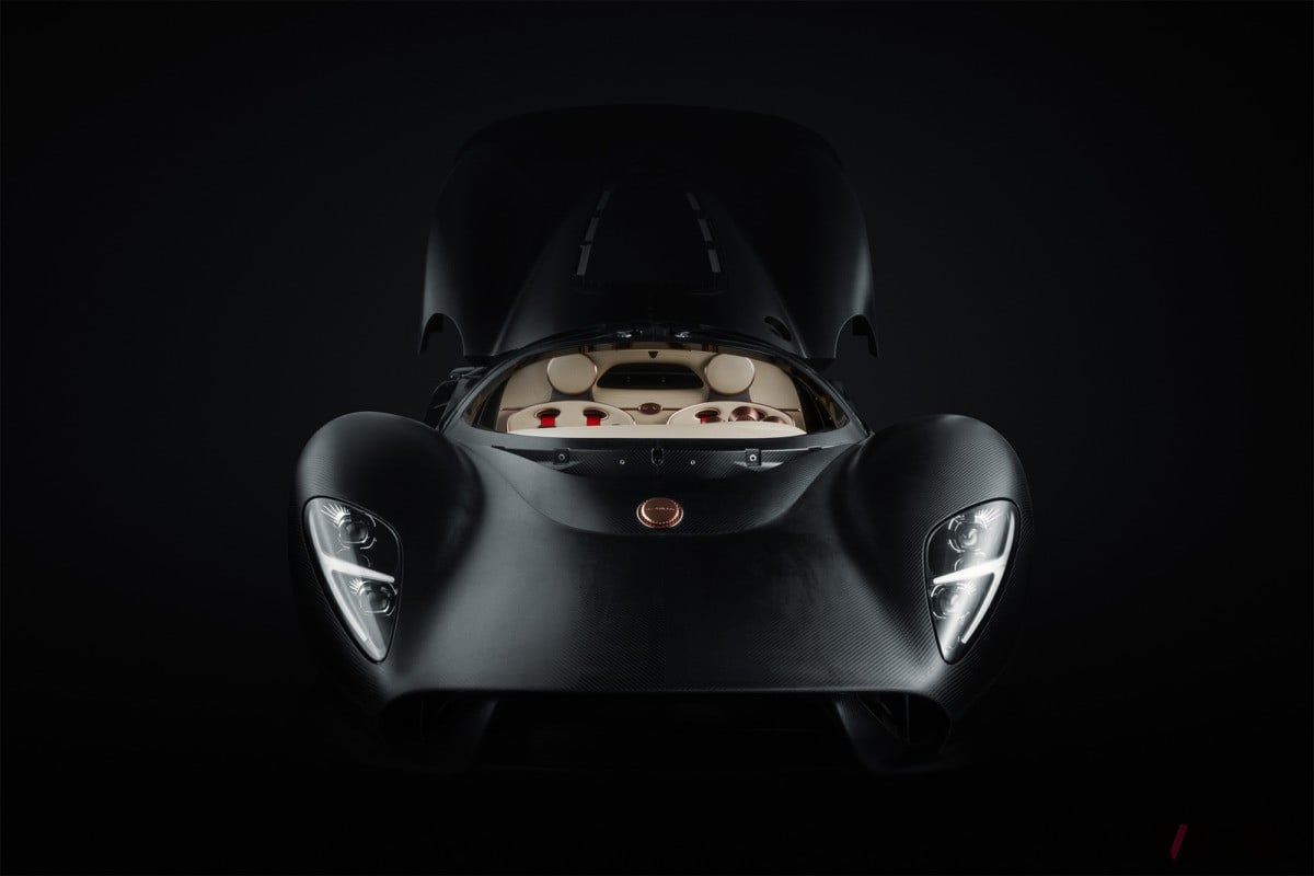 デ・トマソ新型「P72」は流線型の美しいボディが特徴で、カーボンファイバー製モノコックシャシを採用