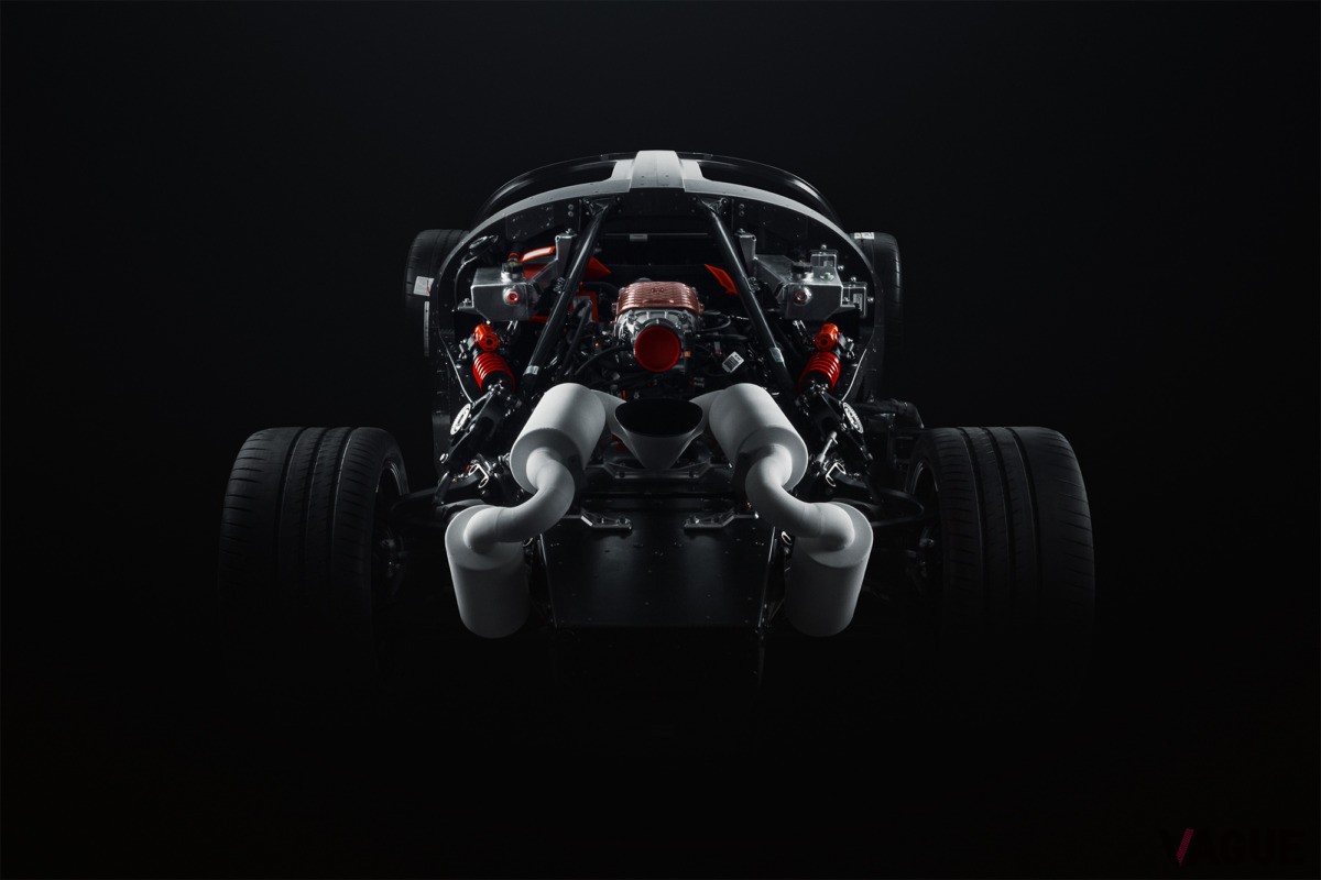 デ・トマソ新型「P72」は流線型の美しいボディが特徴で、カーボンファイバー製モノコックシャシを採用