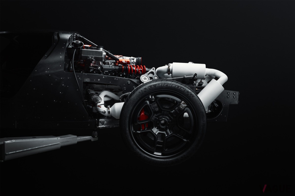 デ・トマソ新型「P72」は流線型の美しいボディが特徴で、カーボンファイバー製モノコックシャシを採用