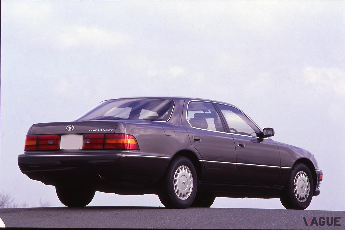 1989年（平成元年）10月に発売されたトヨタ初代「シーマ」