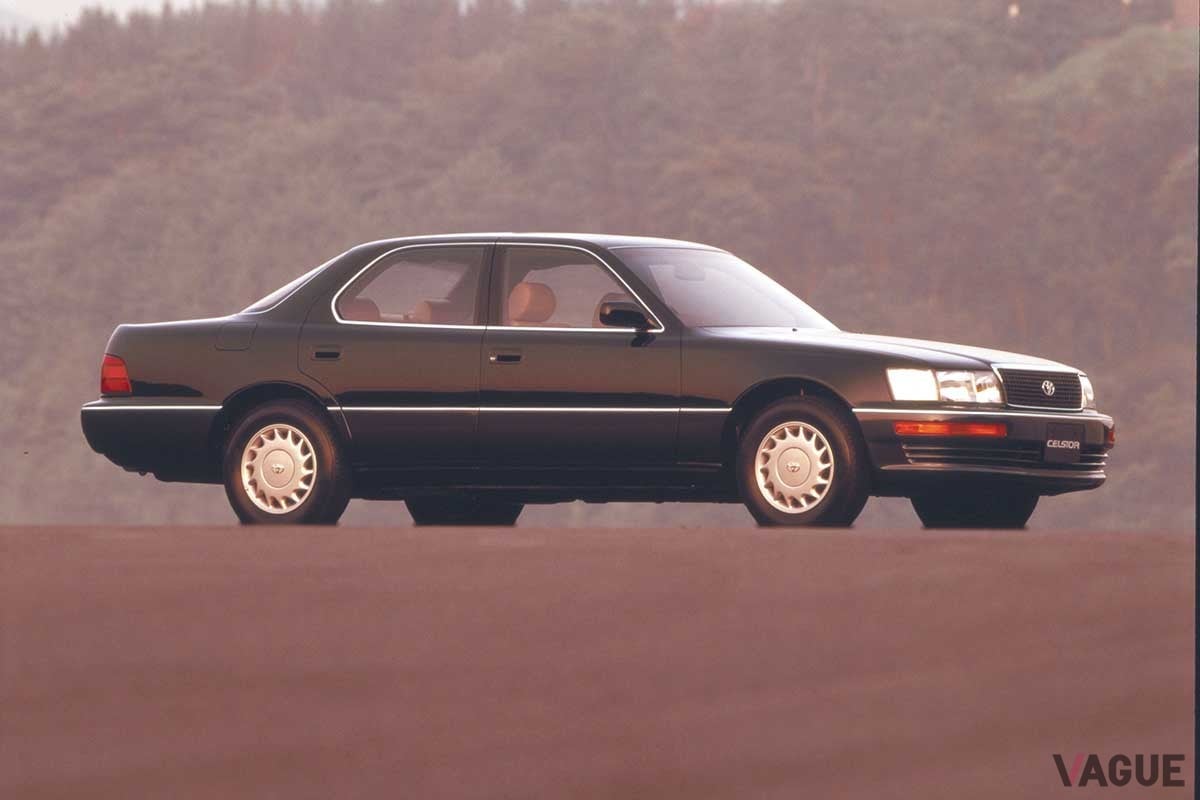 1989年（平成元年）10月に発売されたトヨタ初代「シーマ」