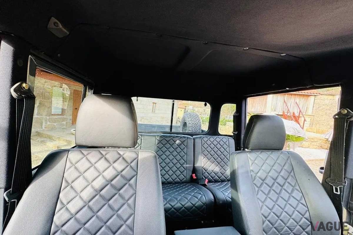米国オークションに登場した1999年型ランドローバー「ディフェンダー 130Tdi」ピックアップのインテリア