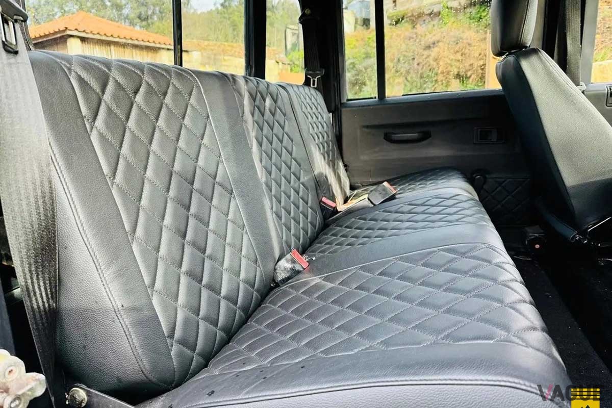 米国オークションに登場した1999年型ランドローバー「ディフェンダー 130Tdi」ピックアップのインテリア