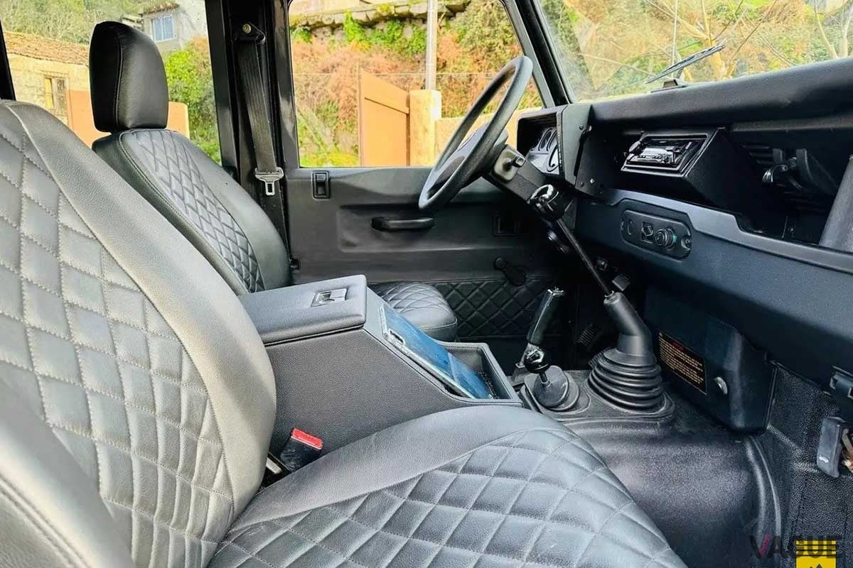 米国オークションに登場した1999年型ランドローバー「ディフェンダー 130Tdi」ピックアップのインテリア