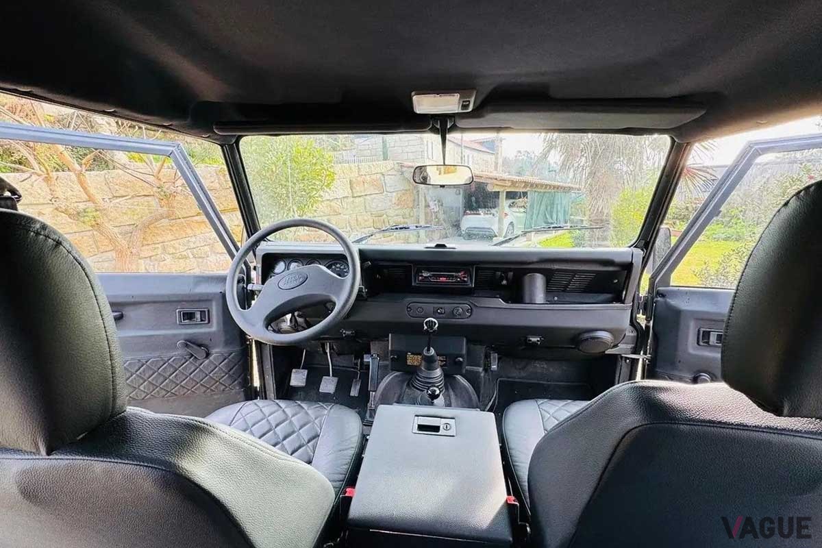 米国オークションに登場した1999年型ランドローバー「ディフェンダー 130Tdi」ピックアップのインテリア