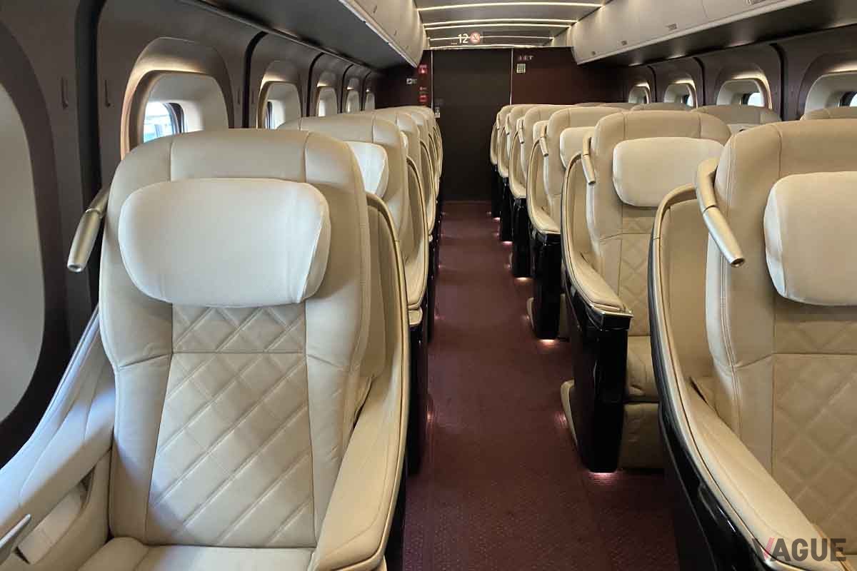 「グランクラス」の座席。シート配列は横2名＋1名の3名、6列で1車両18名定員となっている