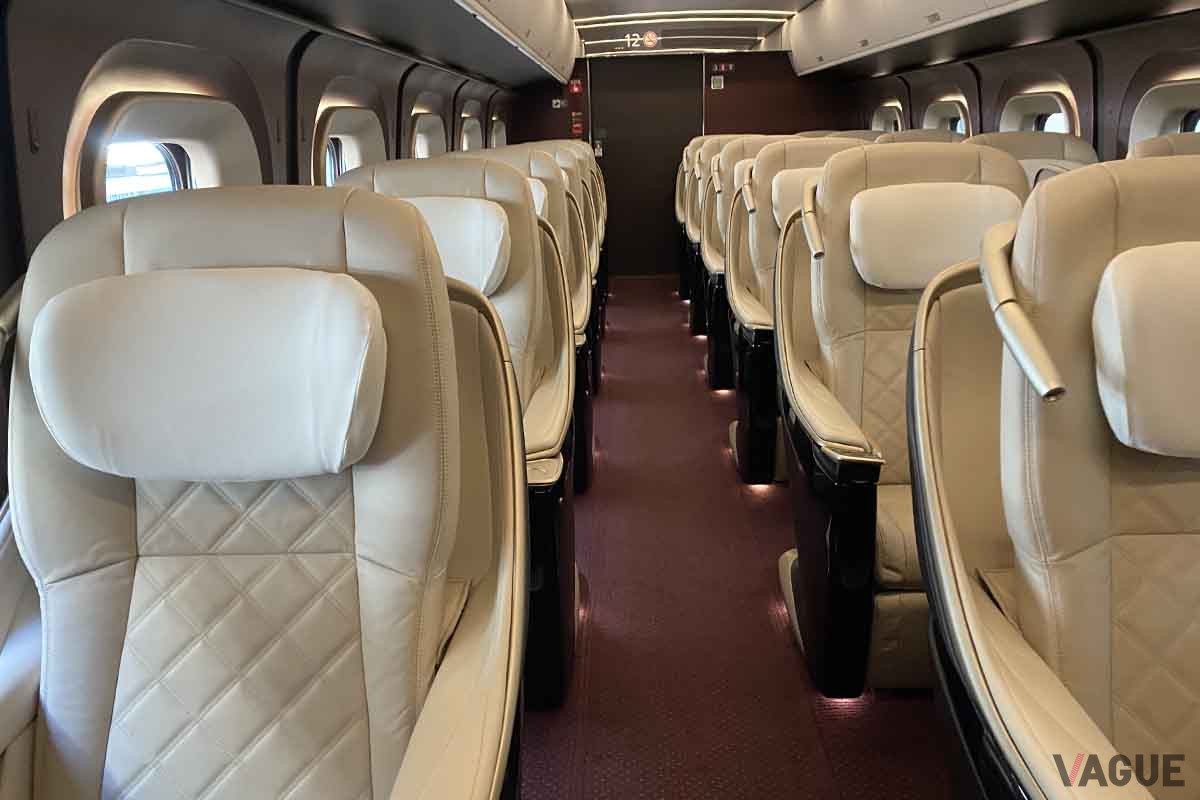 「グランクラス」の座席。シート配列は横2名＋1名の3名、6列で1車両18名定員となっている