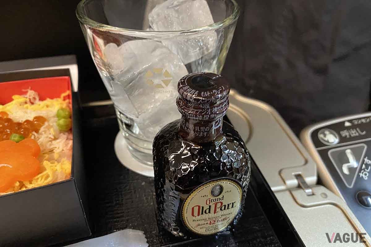 ホットコーヒーや冷たい緑茶だけでなく、ビールやウイスキーなども提供される