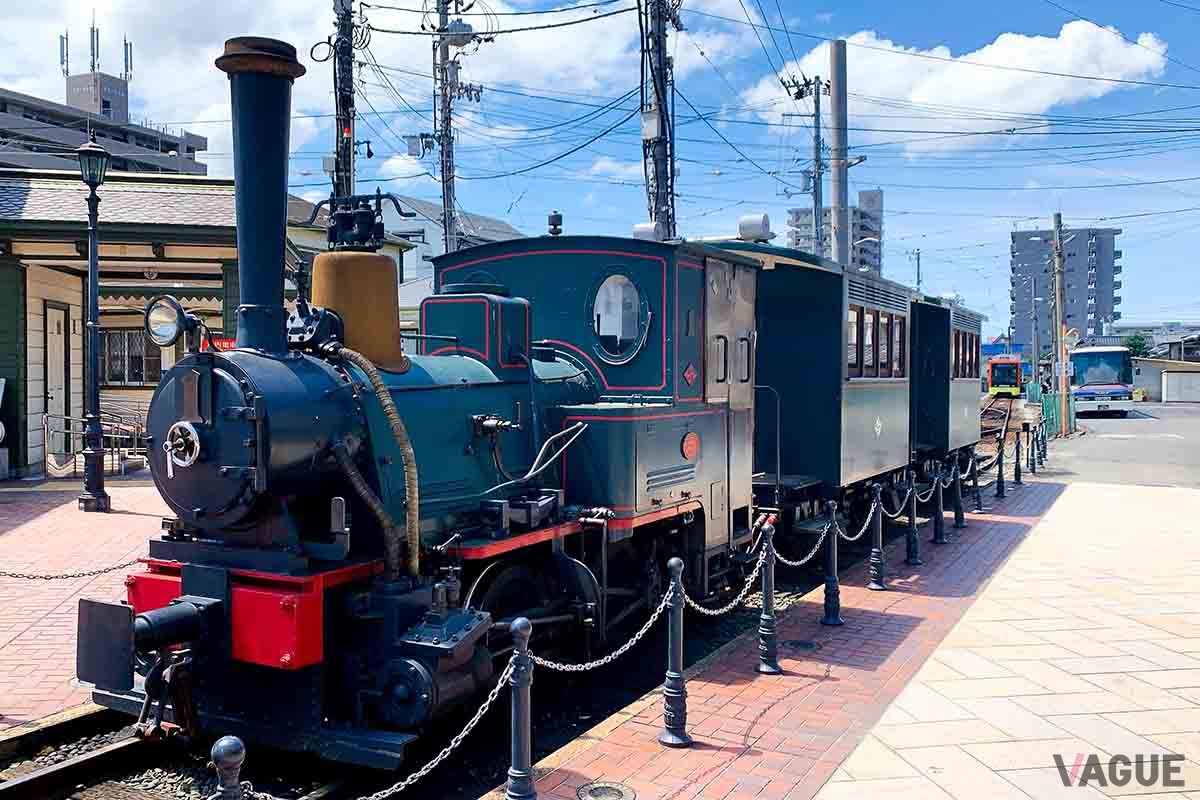 伊予鉄道道後温泉駅前に停車する「坊っちゃん列車」。土日・祝日に運行される